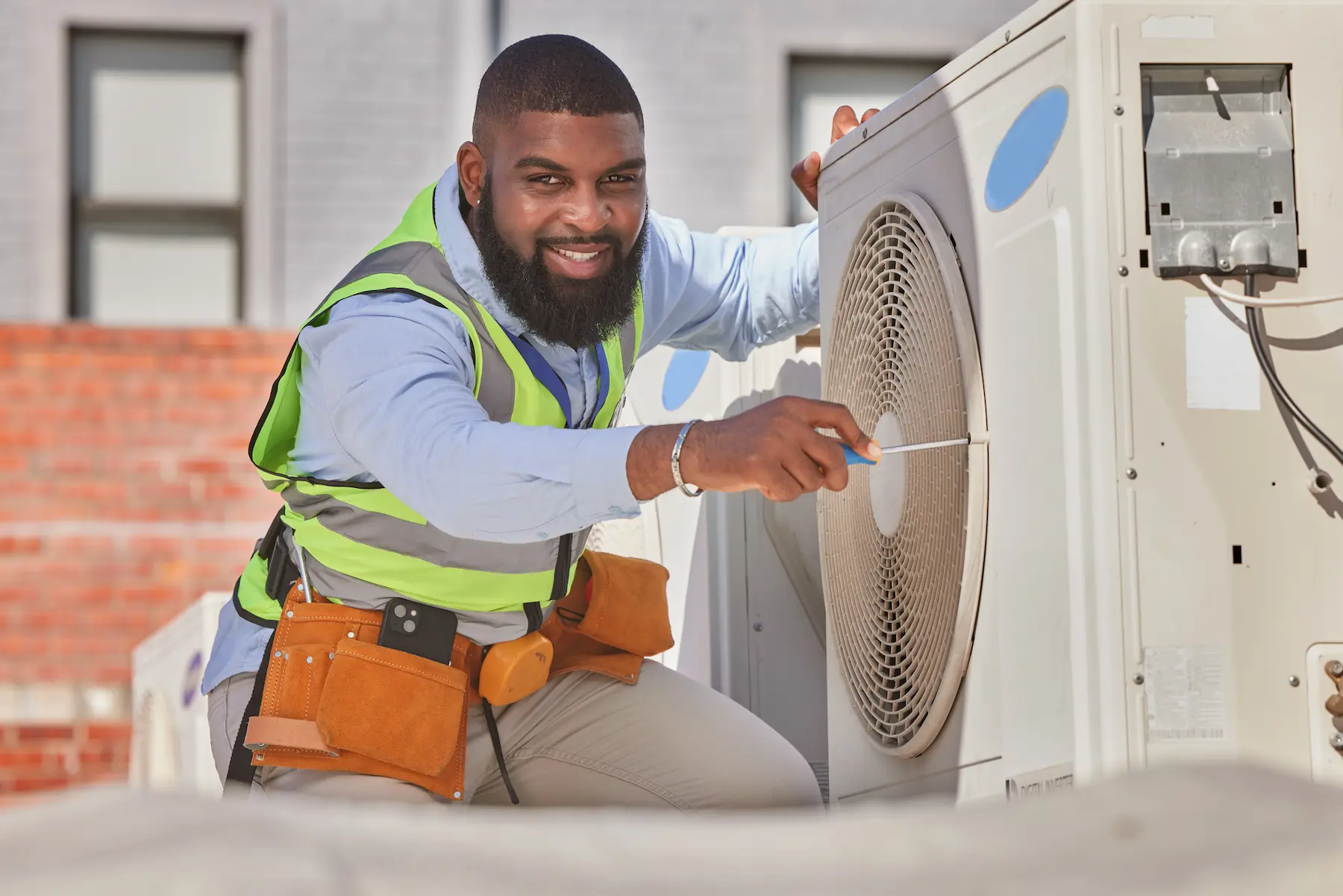 Emergency AC repair technician arriving quickly to fix broken air conditioner in Dubai residence providing urgent cooling solutions and immediate service response